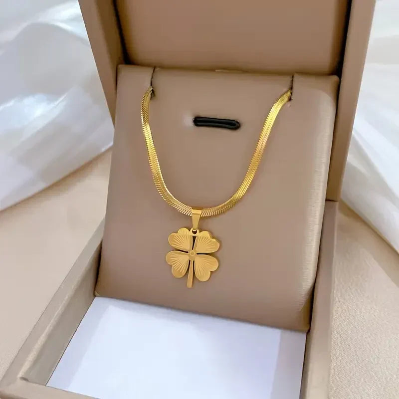 Collar de oro con trébol