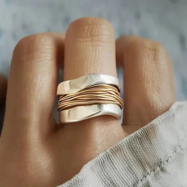Anillo de plata adornado con hilos de oro