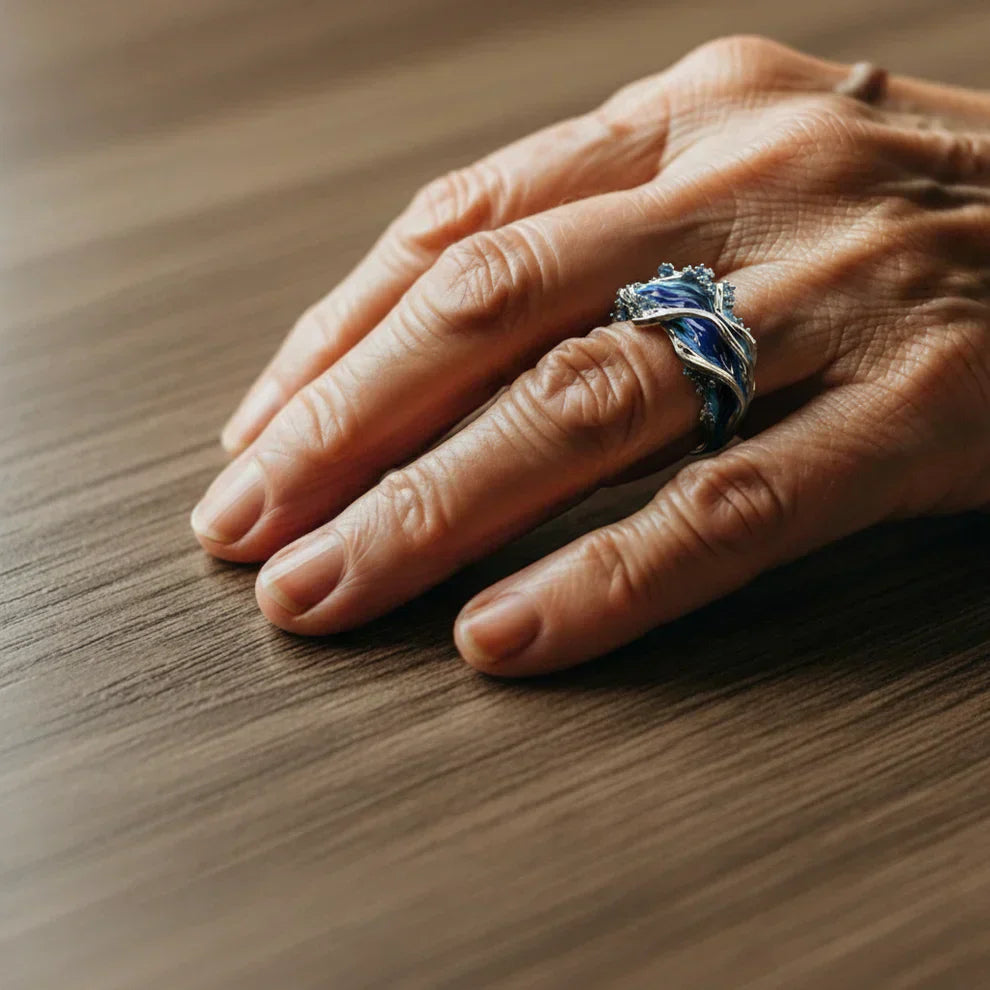 Anillo vintage de oro inspirado en las olas del océano