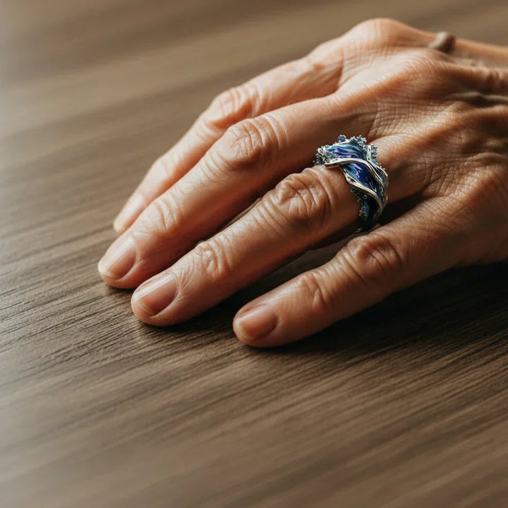 Anillo vintage de oro inspirado en las olas del océano