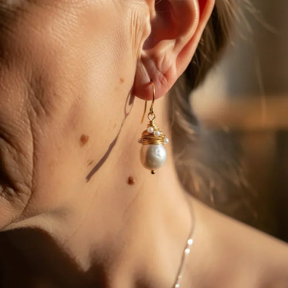 Pendientes vintage de perlas con detalles dorados