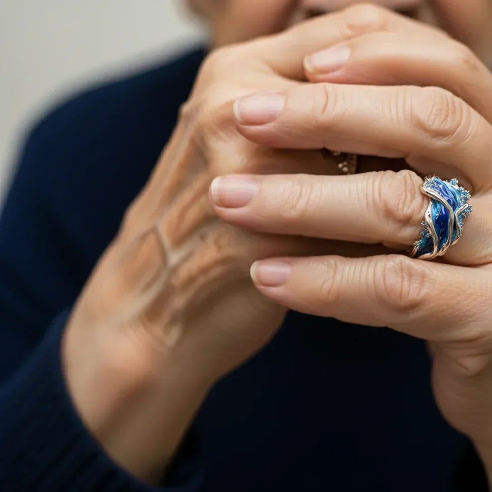 Anillo vintage de oro inspirado en las olas del océano