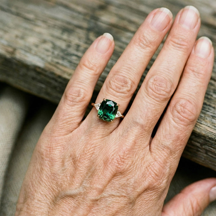 Elegante anillo cuadrado con esmeralda
