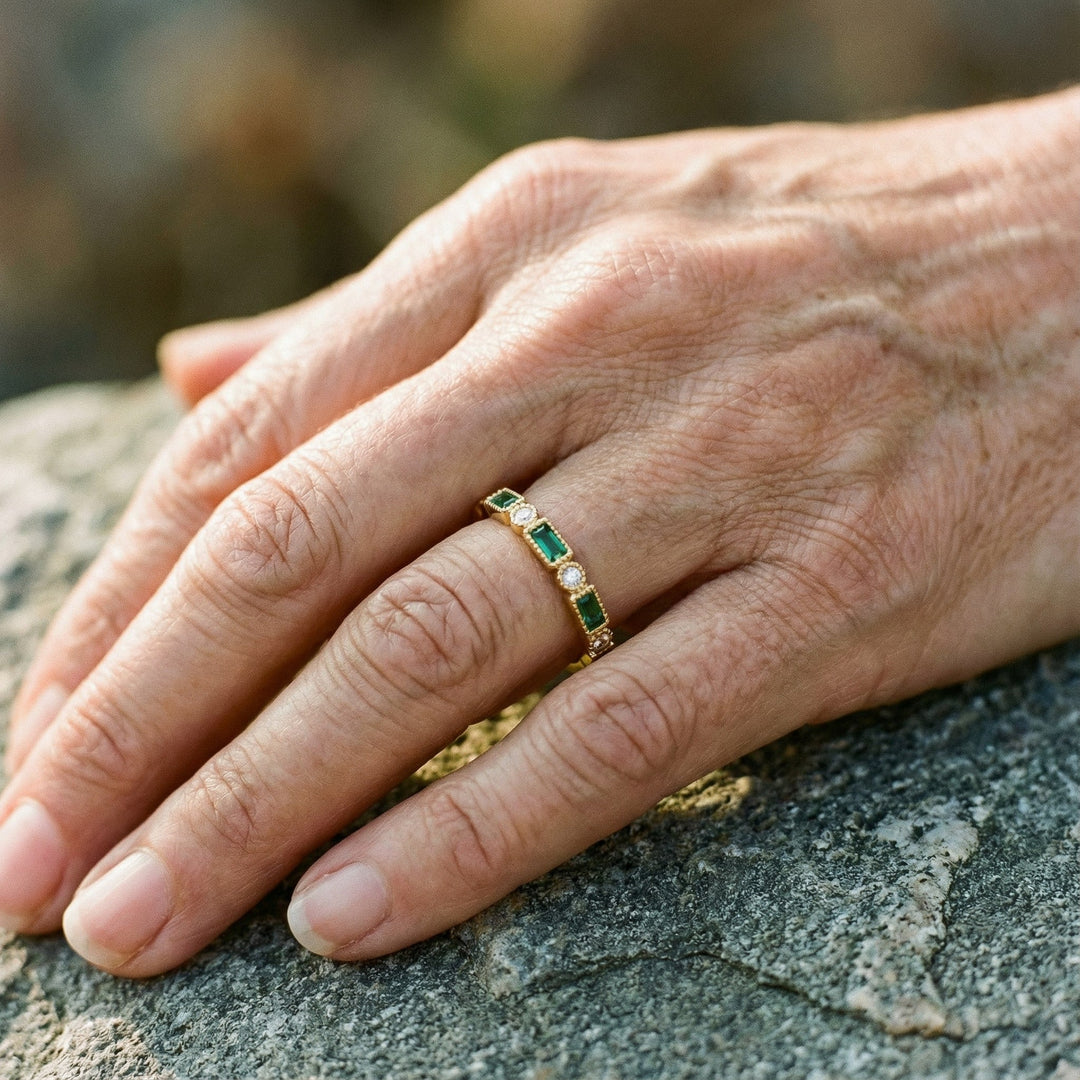 Anillo vintage de oro con circón verde