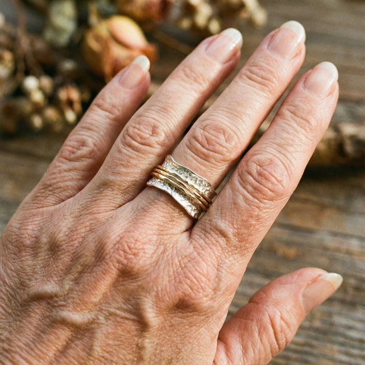 Elegante anillo vintage giratorio de oro y plata