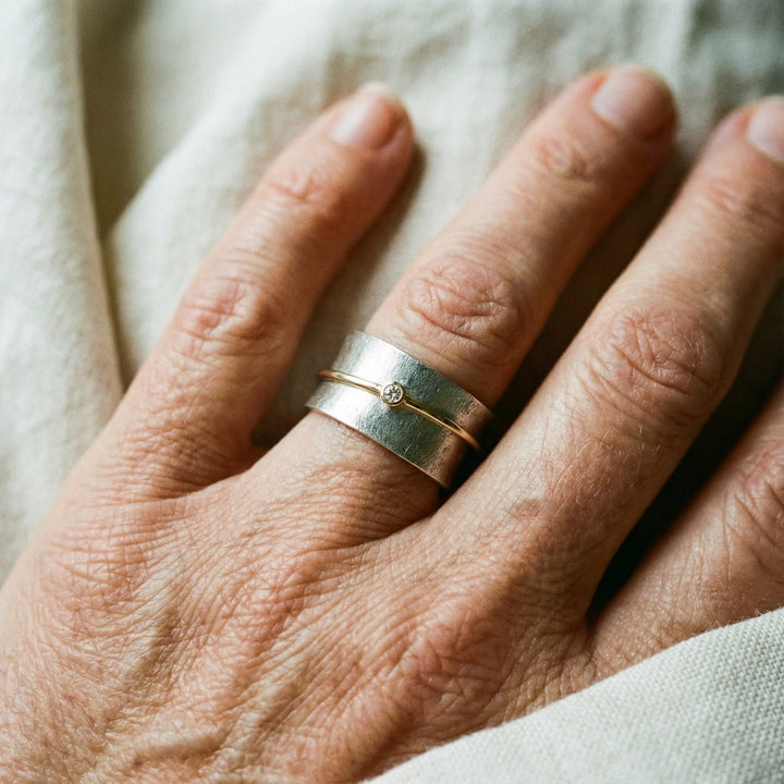 Anillo vintage de plata con circón y detalles en hilo chapado en oro