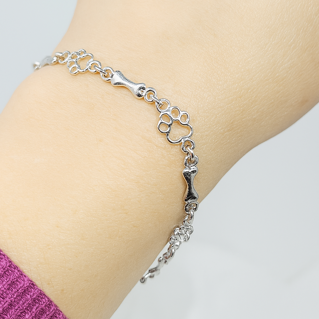 Pulsera edición limitada con colgantes de plata maciza en forma de pata de perro y hueso