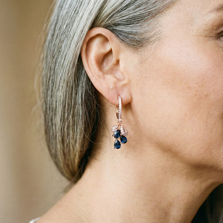 Elegantes pendientes adornados con cristales azules