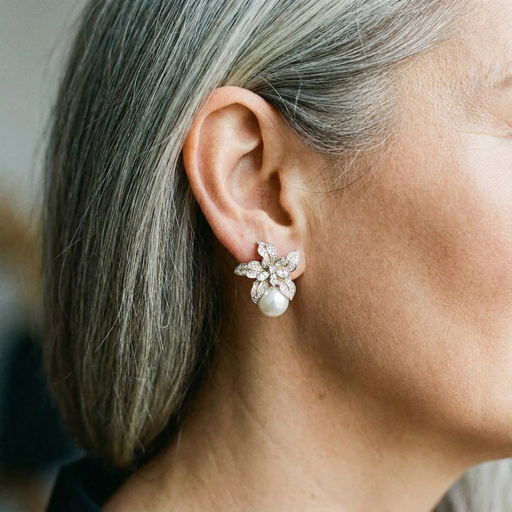 Elegantes pendientes florales con perlas