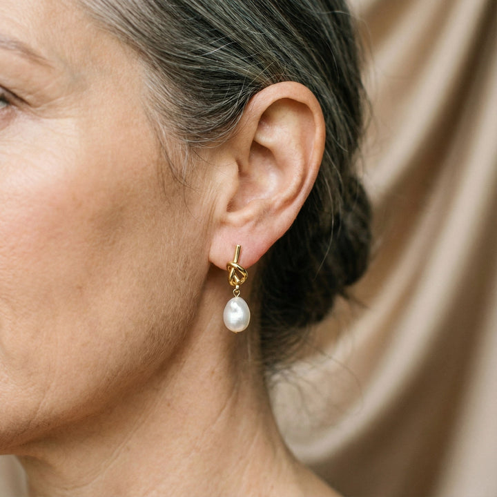 Elegantes pendientes de oro adornados con perlas barrocas
