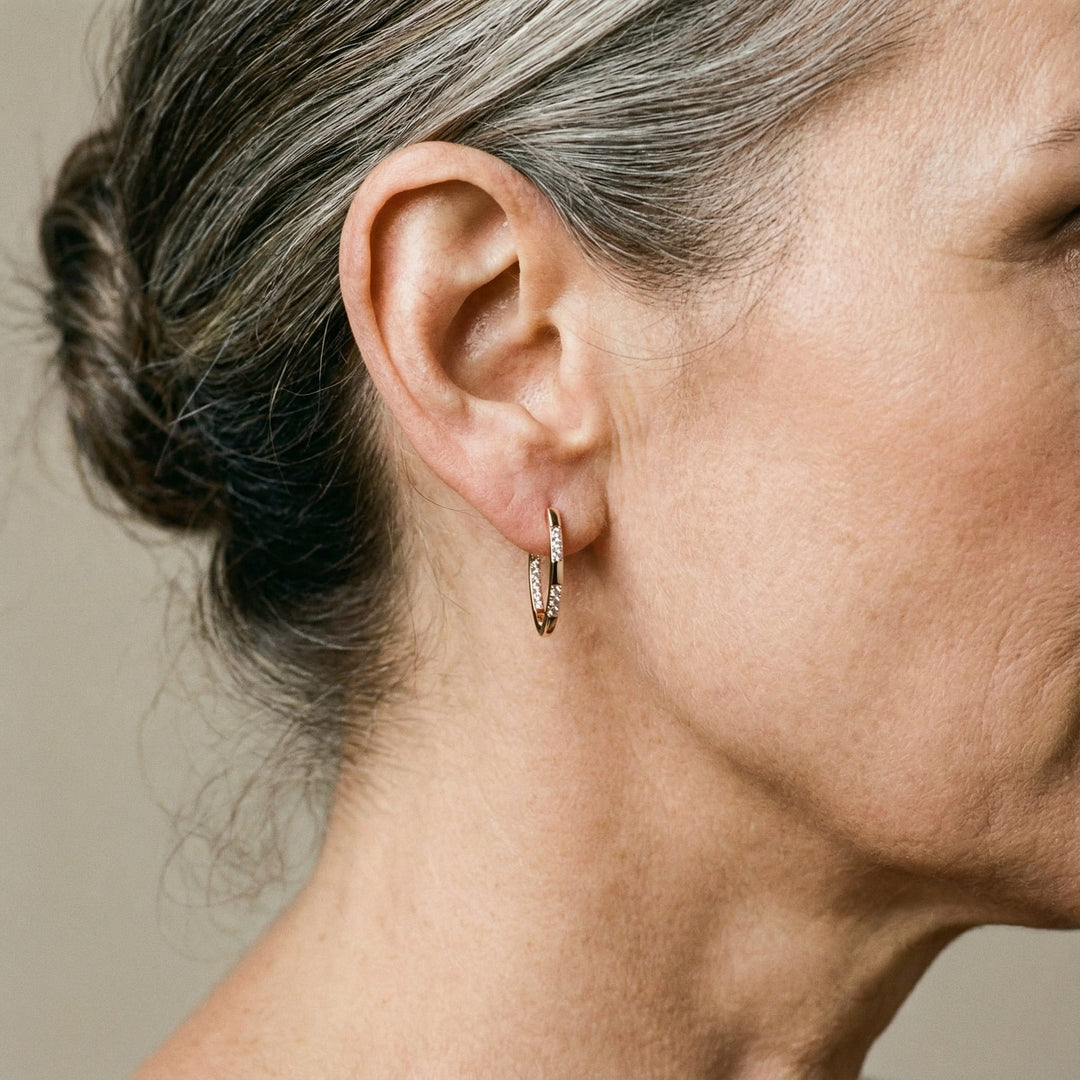 Elegantes pendientes chapados en oro con circonita