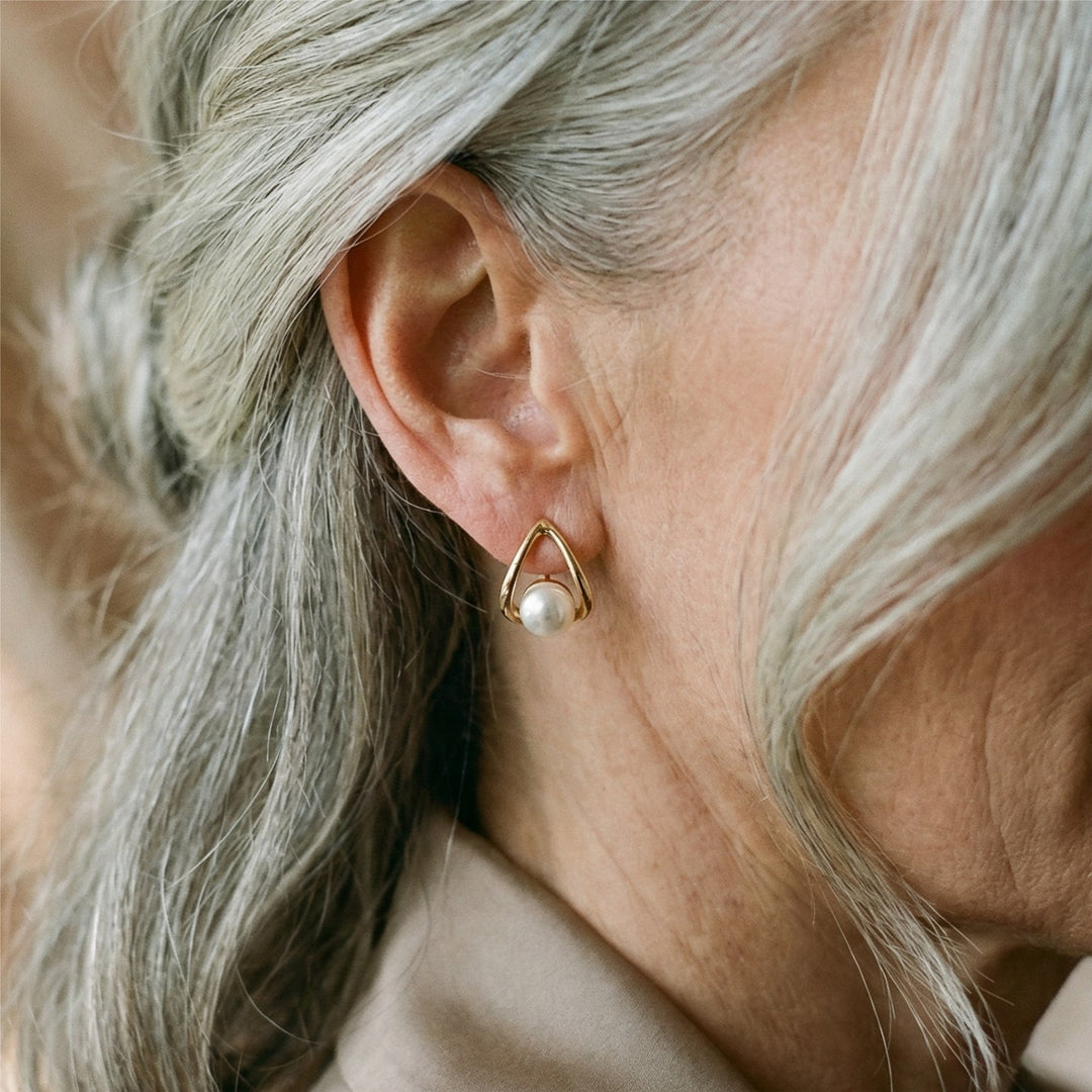 Elegantes pendientes triangulares con perlas