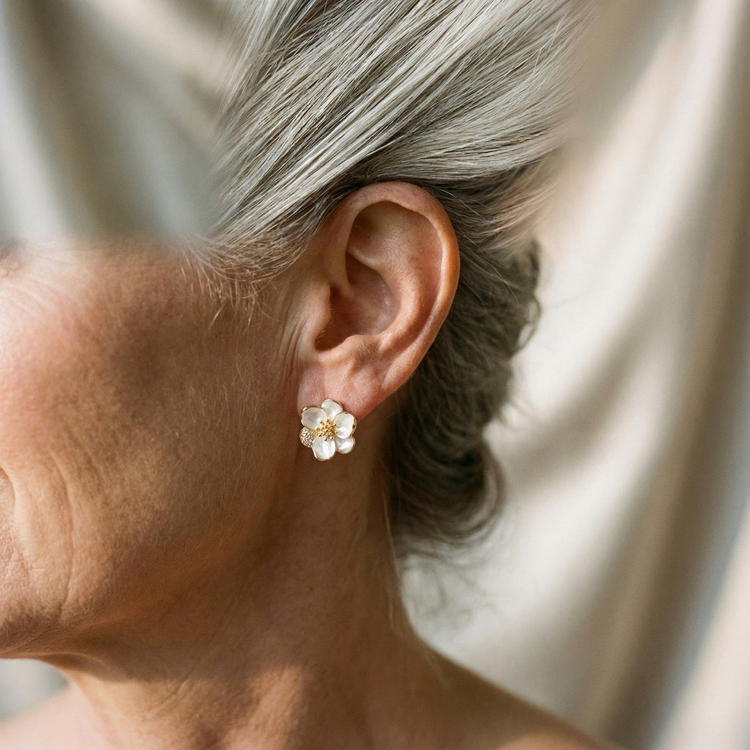 Elegantes pendientes de oro en forma de pétalos