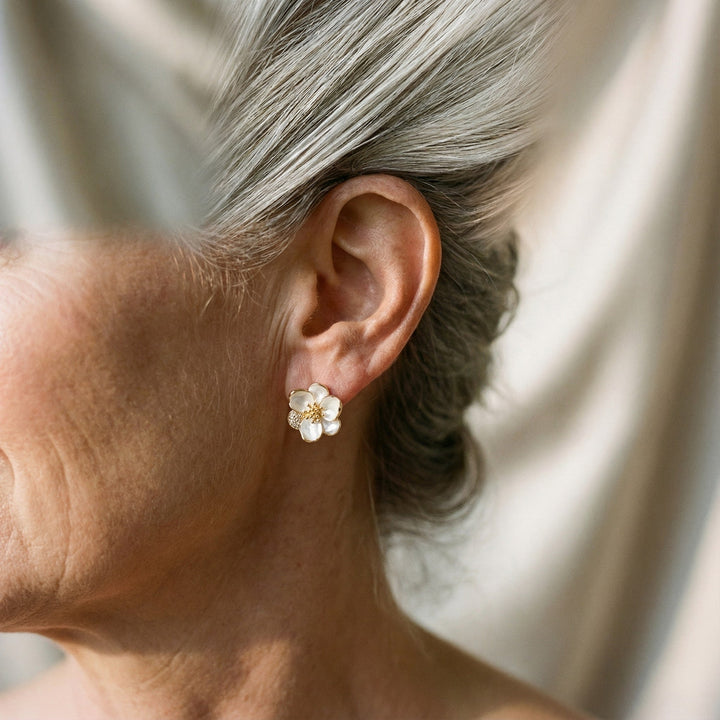 Elegantes pendientes de oro en forma de pétalos
