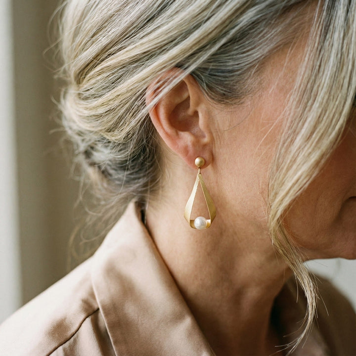 Elegantes pendientes de aro con cristales y perlas redondas