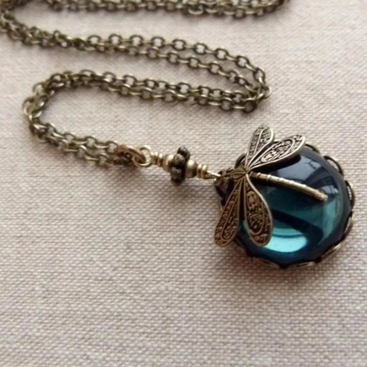 Collar vintage con libélula - Elegancia etérea