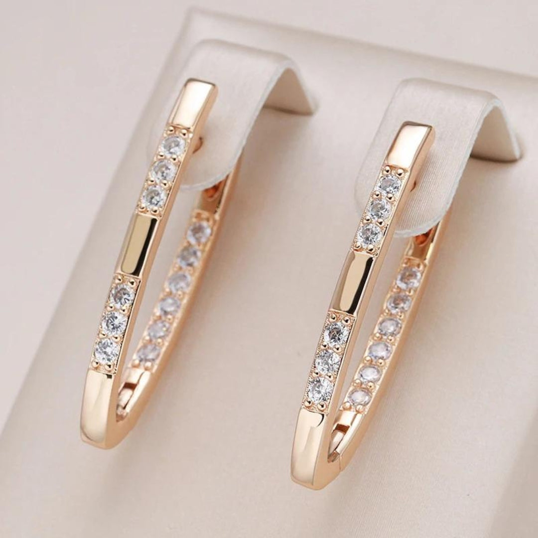 Elegantes pendientes chapados en oro con circonita
