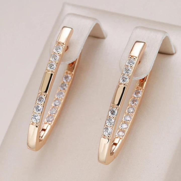 Elegantes pendientes chapados en oro con circonita