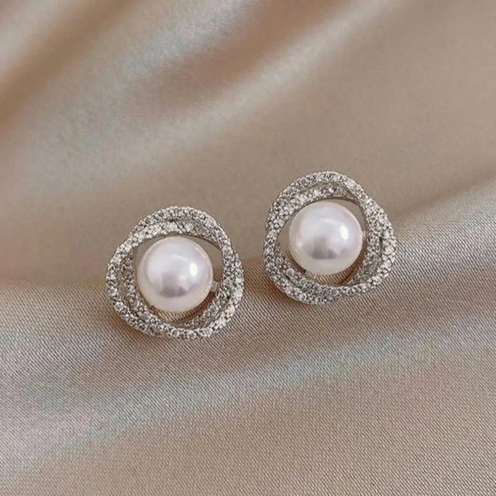 Elegantes pendientes en espiral brillante con perlas