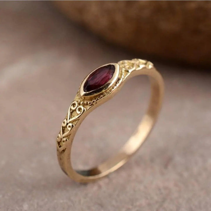 Anillo vintage de oro con gema roja