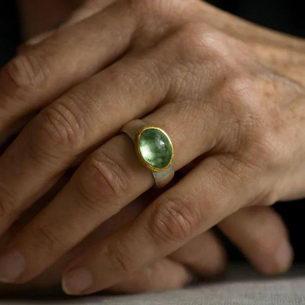 Anillo vintage verde con piedra redonda