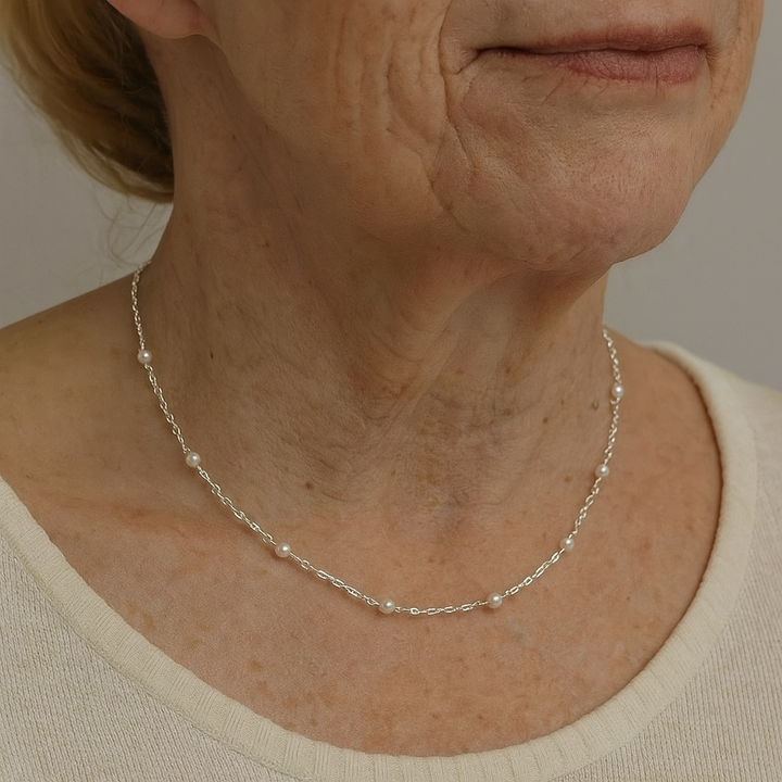 Collar elegante con perlas luminosas