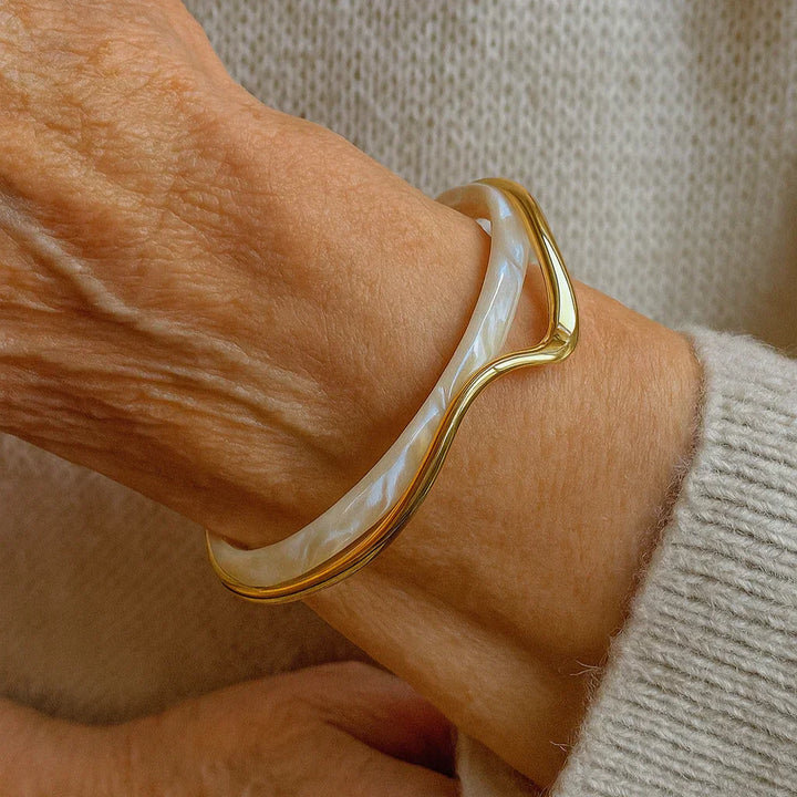Pulsera chic abierta en esmalte blanco y oro