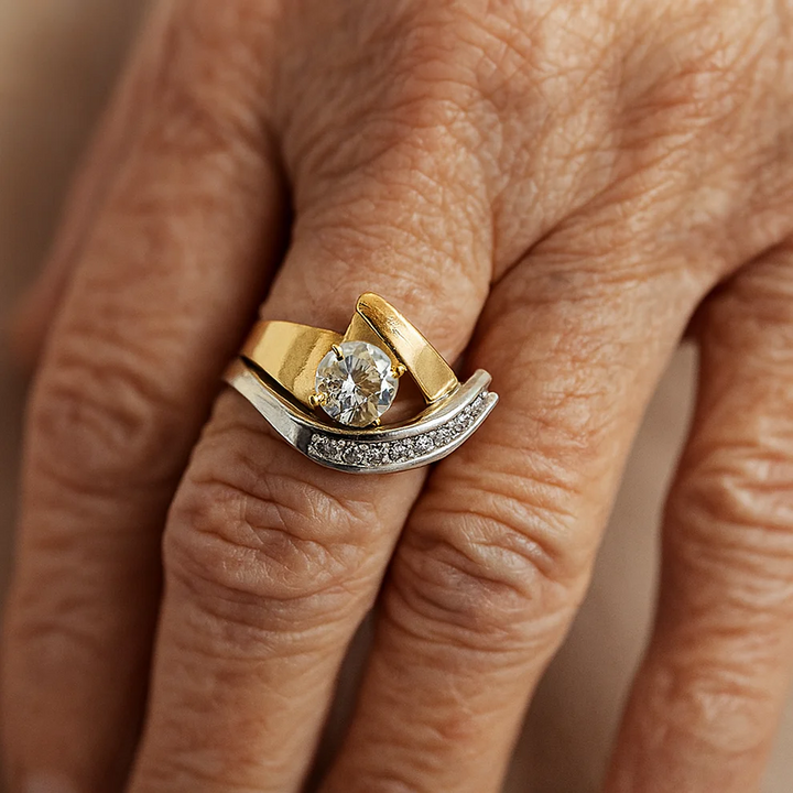 Anillos vintage de oro y plata con formas irregulares y circonita cúbica
