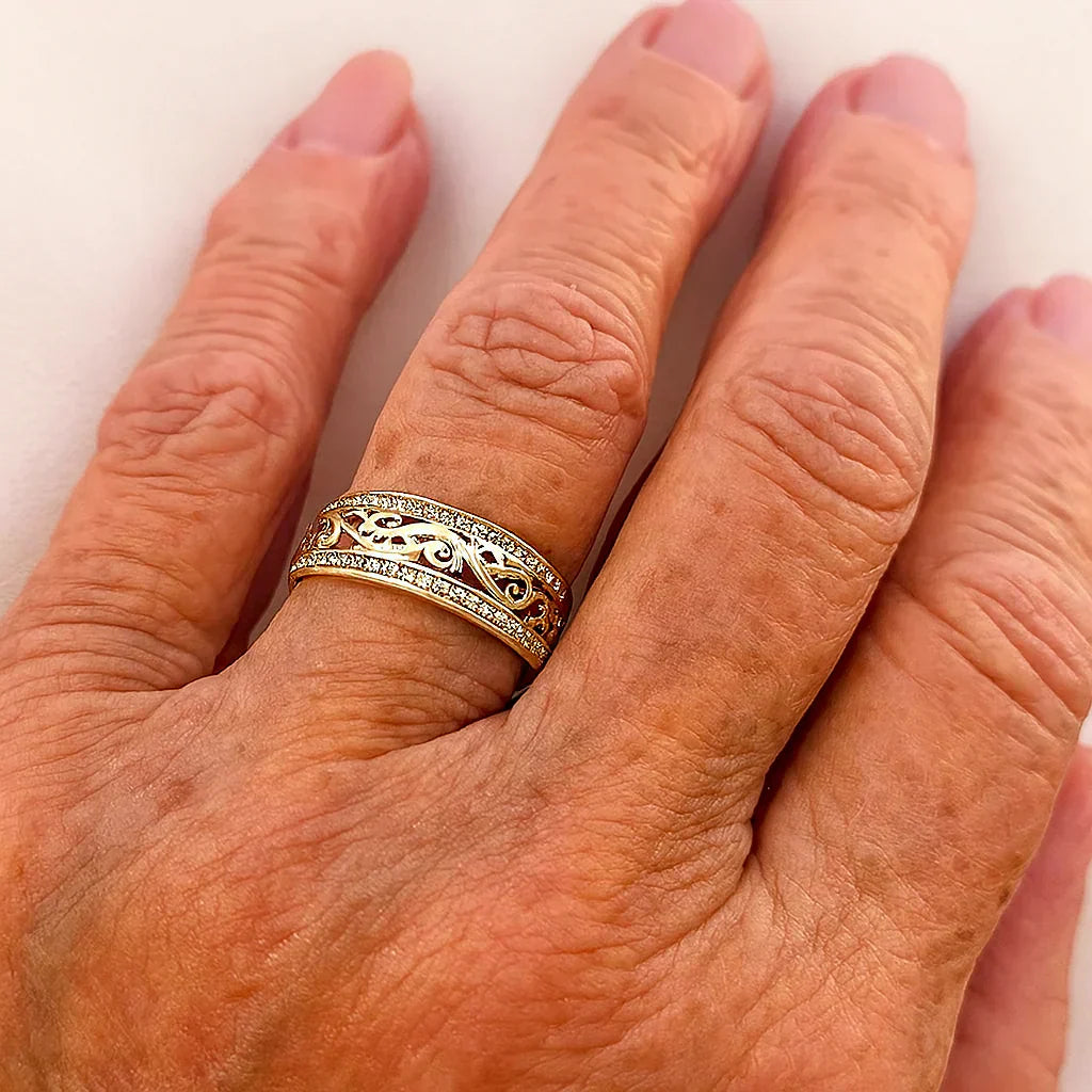 Anillo de oro brillante y calado