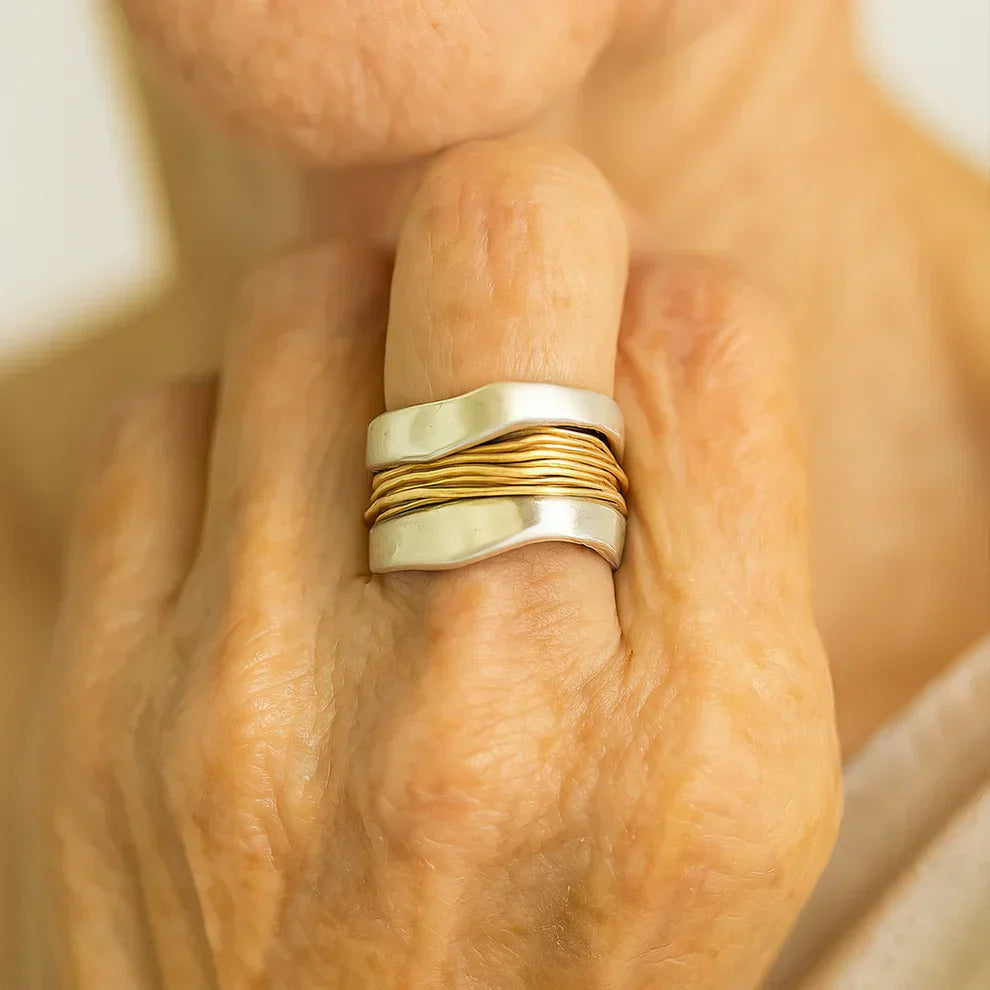 Anillo de plata adornado con hilos de oro