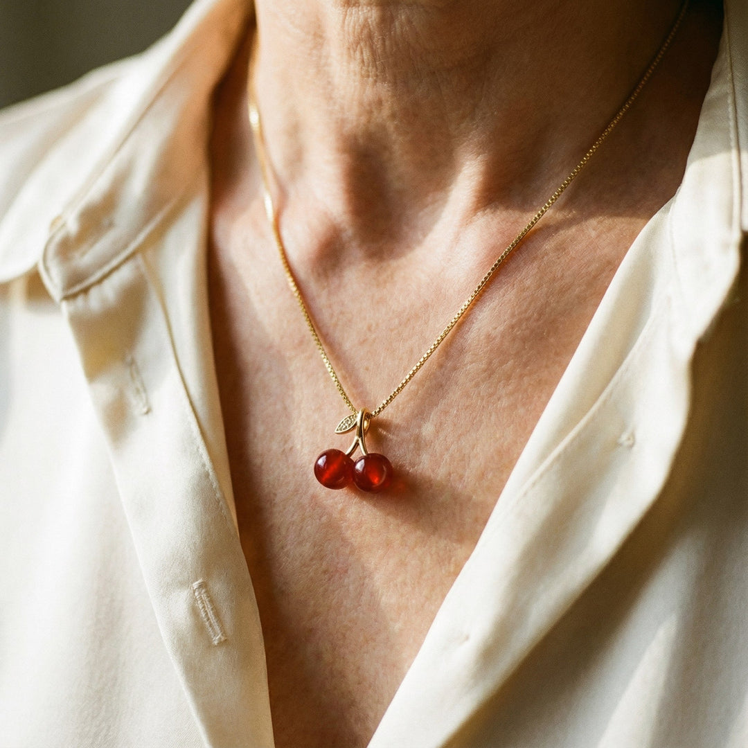 Collar de oro con colgante de cereza