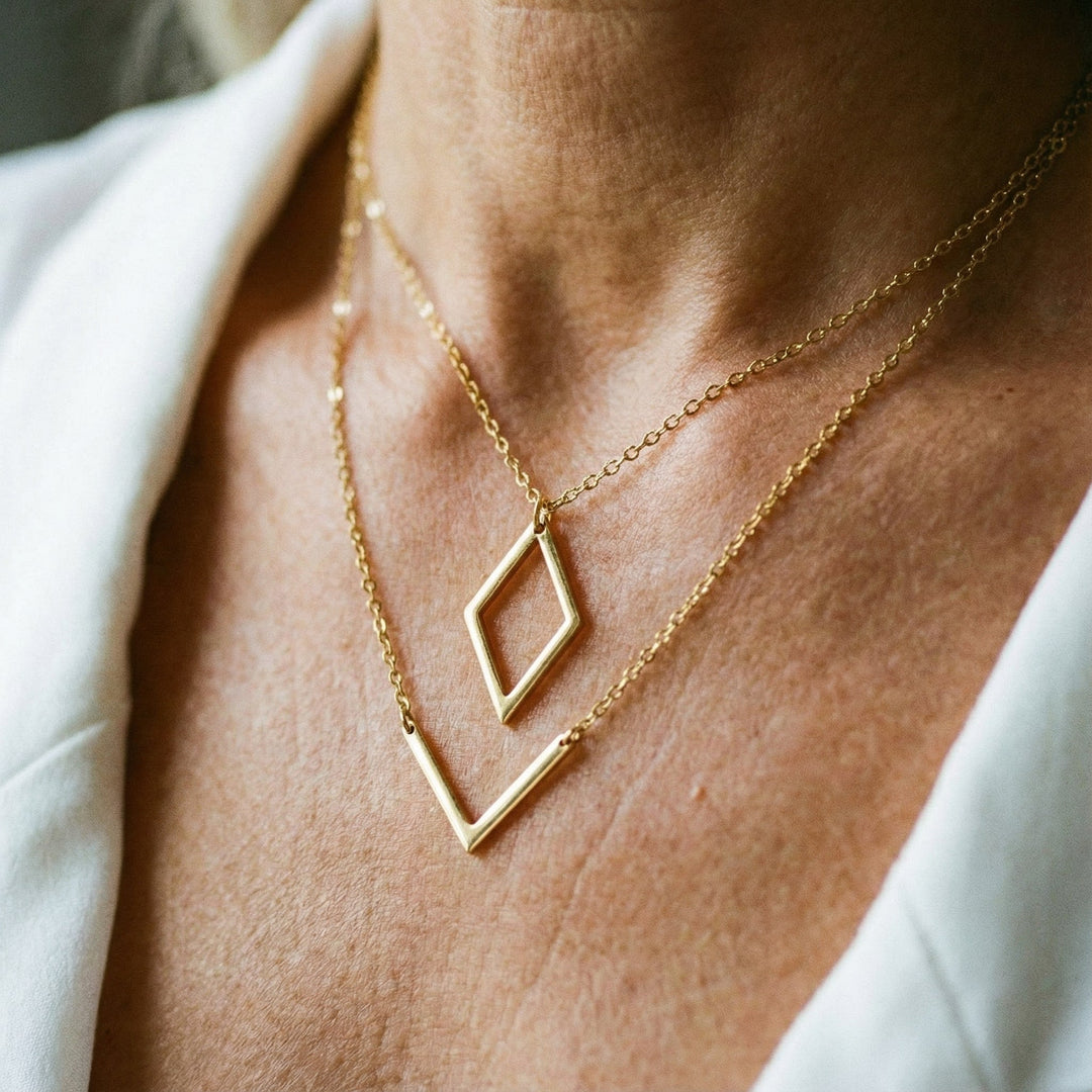 Collar elegante con colgante en V