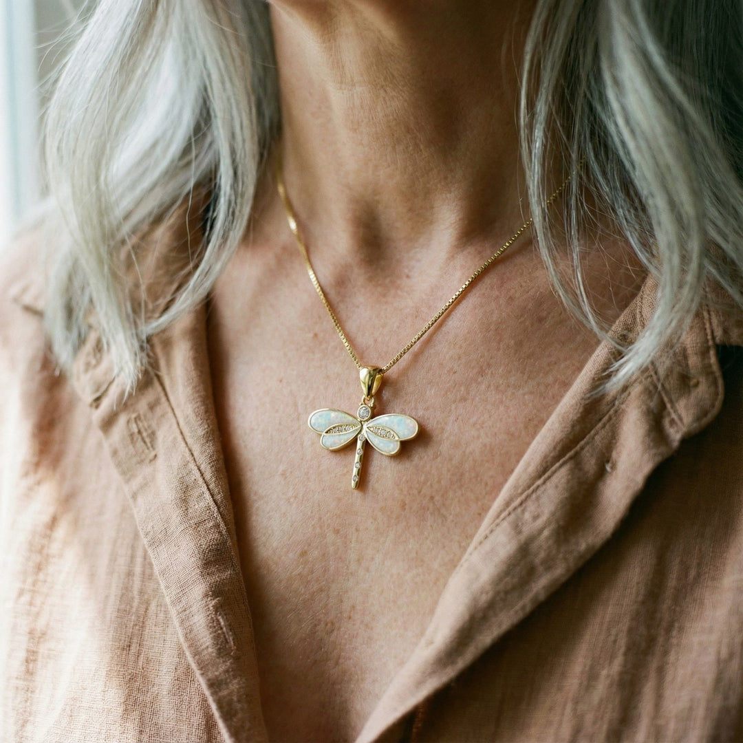 Collar de oro con ópalo y motivo de libélula
