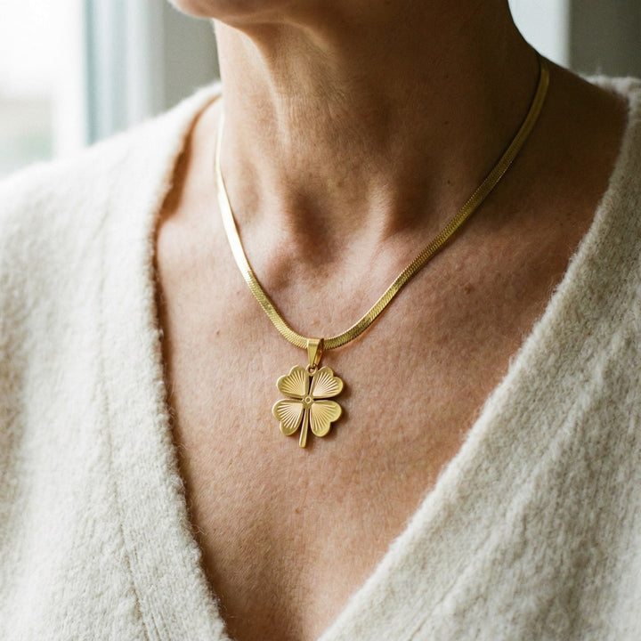 Collar de oro con trébol