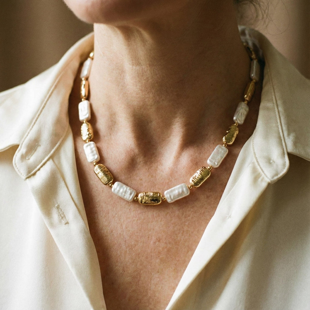 Collar vintage con perlas rectangulares oro y blancas