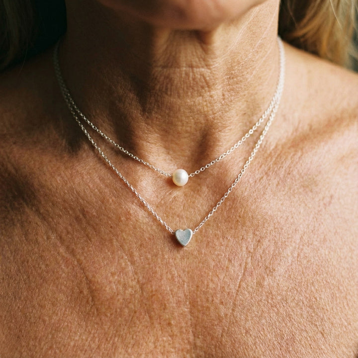 Collar de plata con colgante de corazón y perlas