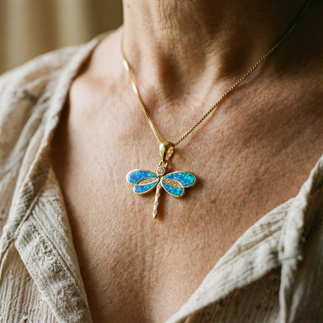 Collar de oro con ópalo y motivo de libélula