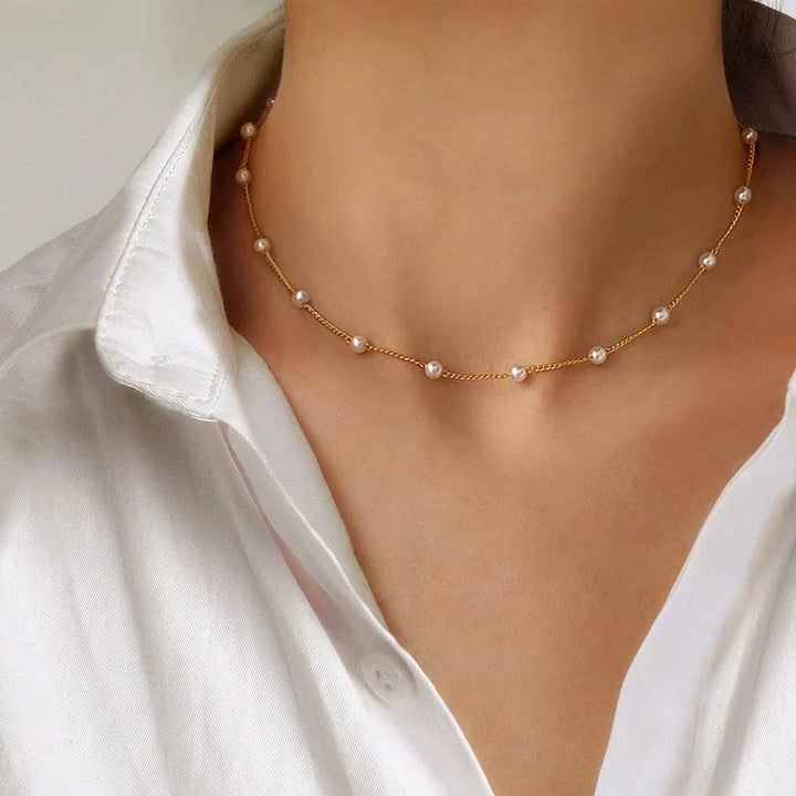 Collar con pequeñas cuentas doradas