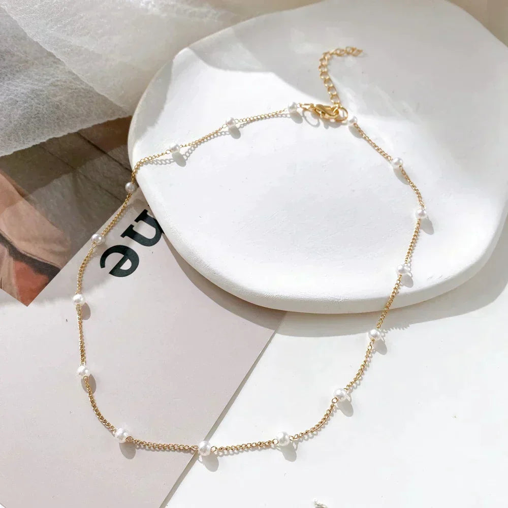 Collar con pequeñas cuentas doradas