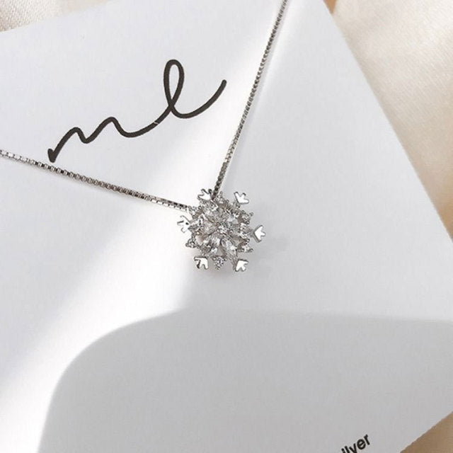 Collar de cristal con copo de nieve oro y plata brillante