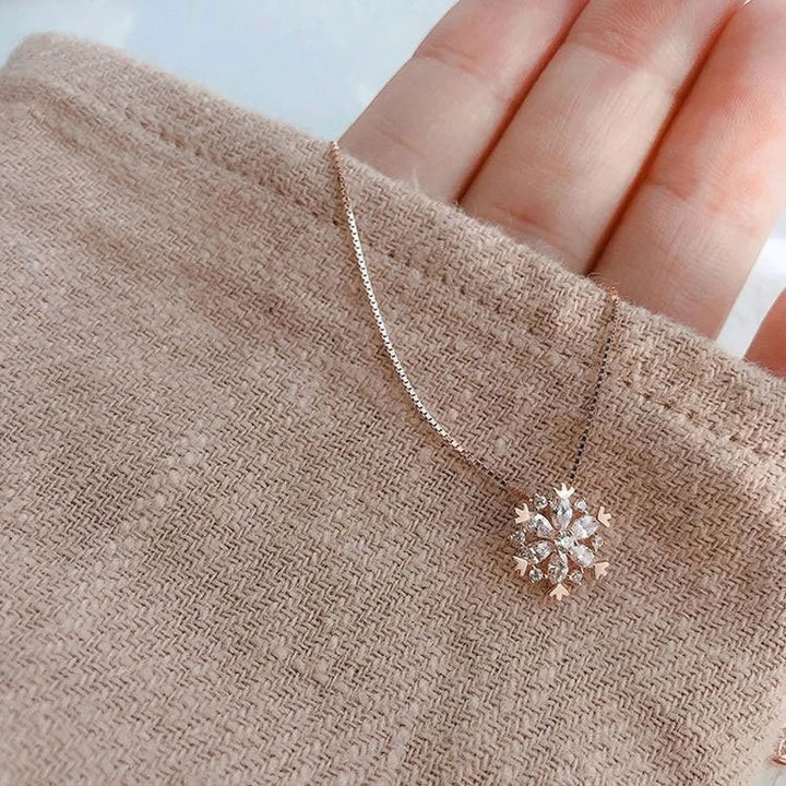 Collar de cristal con copo de nieve oro y plata brillante