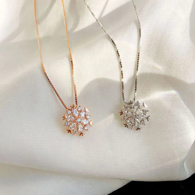Collar de cristal con copo de nieve oro y plata brillante