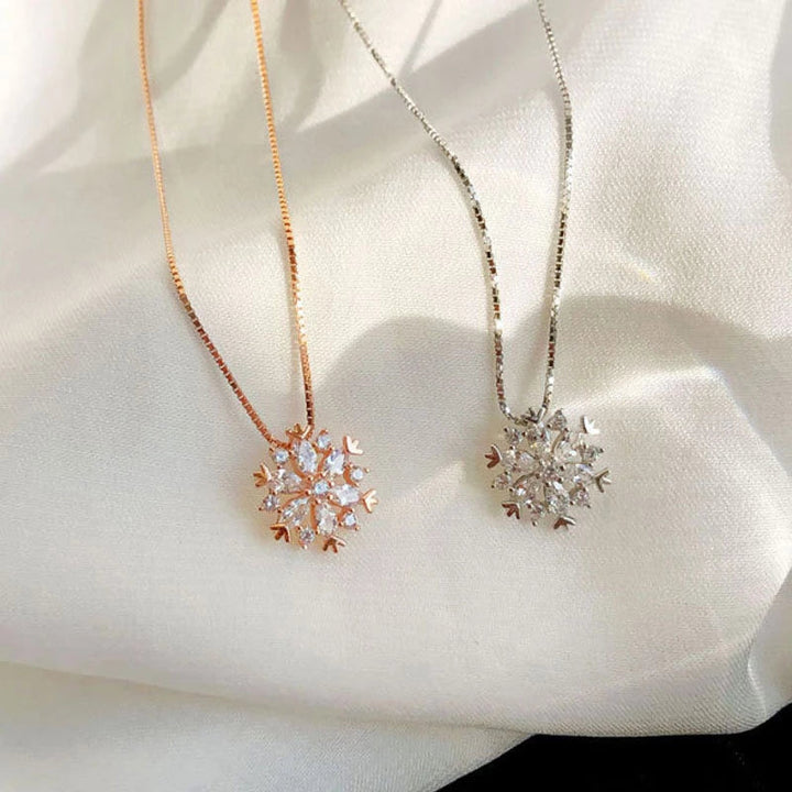 Collar de cristal con copo de nieve oro y plata brillante
