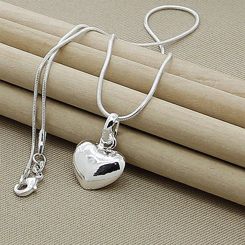 Collar de plata en forma de corazón