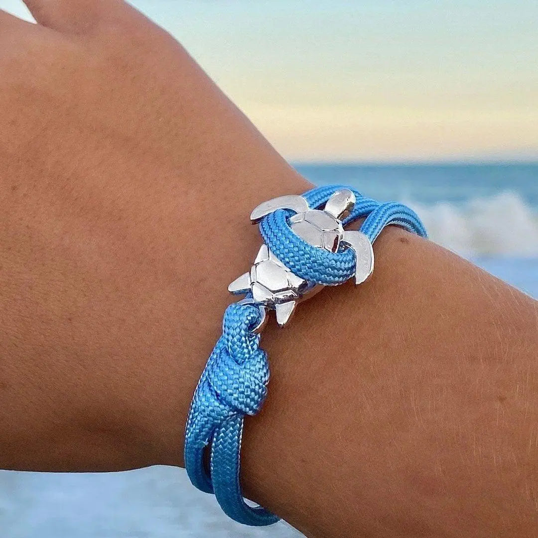 Pulsera artesanal con diseño de tortuga marina