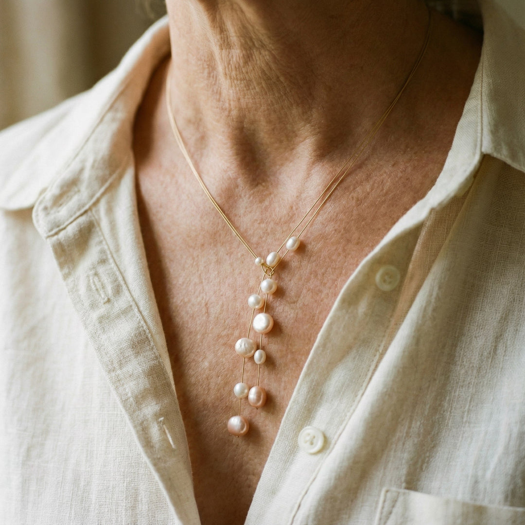 Collar elegante con perlas colgantes