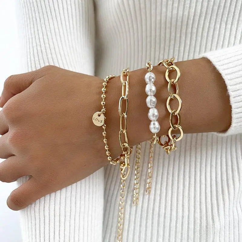 Pulseras de oro adornadas con perlas