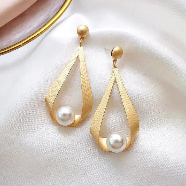 Elegantes pendientes de aro con cristales y perlas redondas