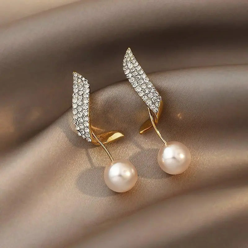Pendientes de aro de oro adornados con perlas