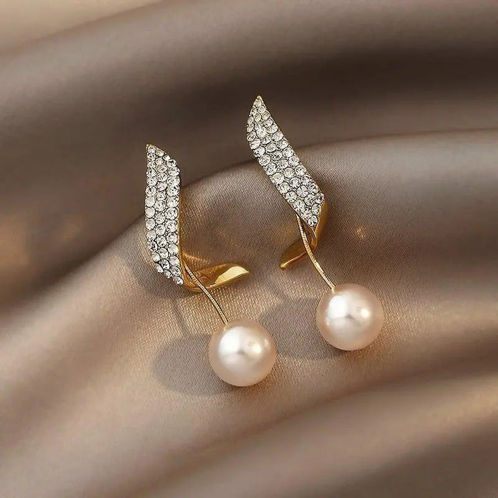 Pendientes de aro de oro adornados con perlas